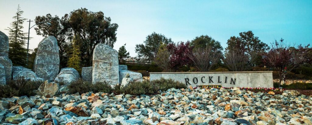 A picture showing the Rocklin town sign.